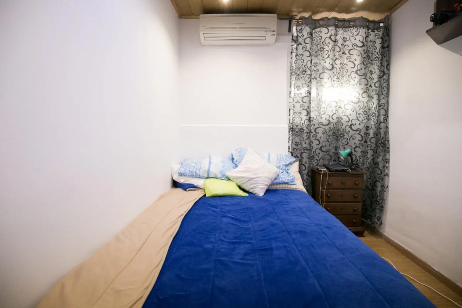 Chambre d'étudiant à  avec espace d'étude et installations communes
