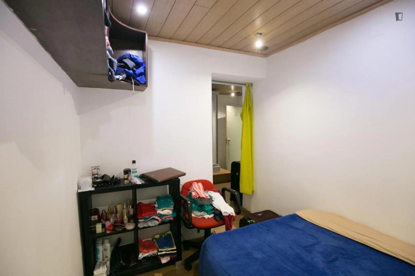 Chambre abordable pour les étudiants avec un bon éclairage dans 