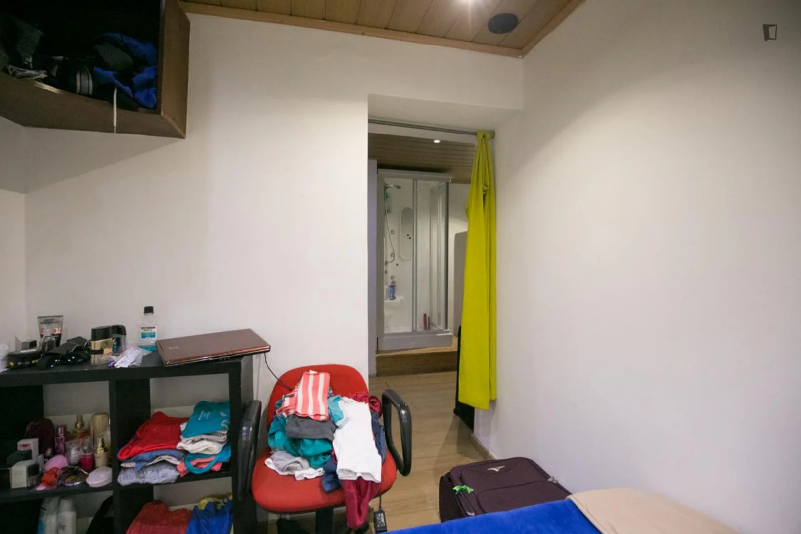 Chambre confortable pour étudiants disponible dans 