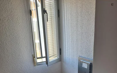 Quarto para alugar num apartamento partilhado em {area}