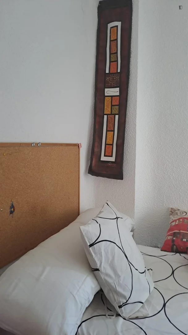 Funkcjonalny pokój studencki idealny do nauki w 
