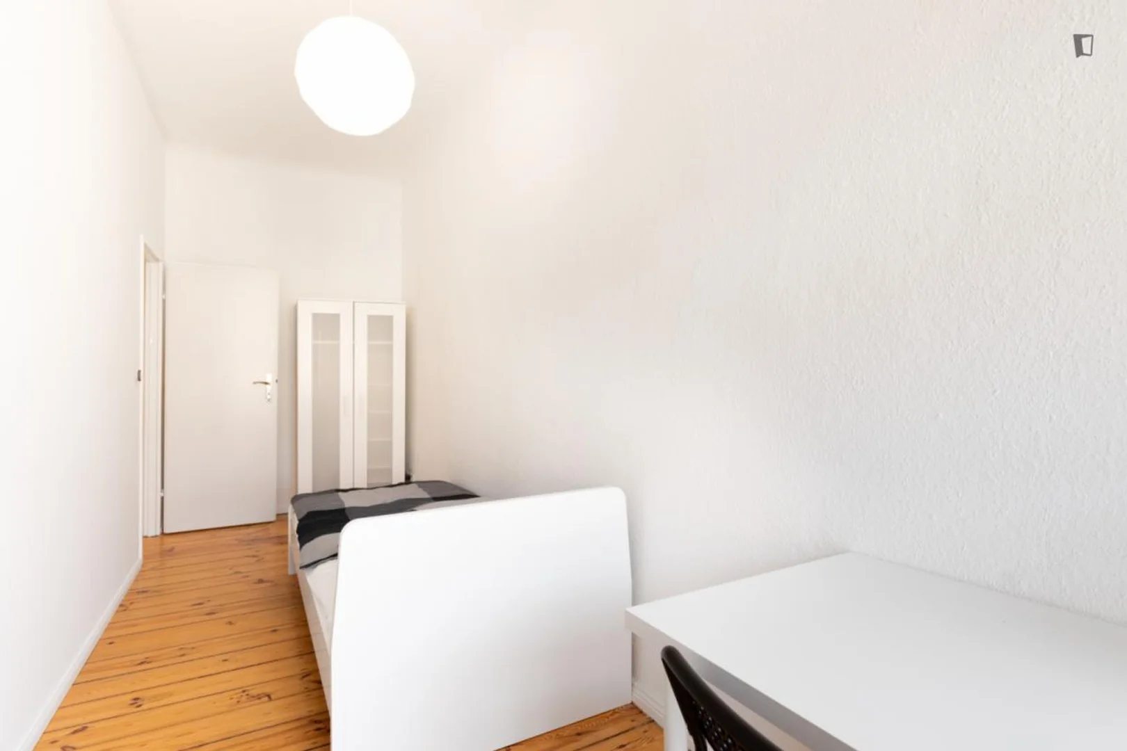 Quarto de estudante confortável e espaçoso em 