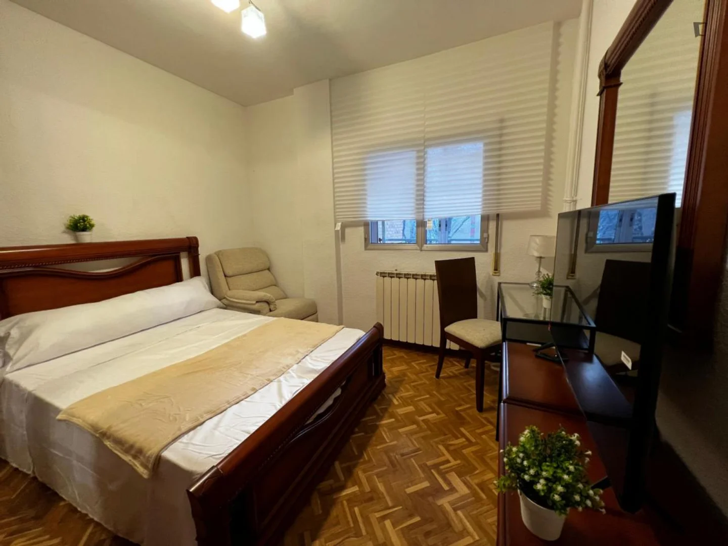 Funkcjonalny pokój studencki idealny do nauki w