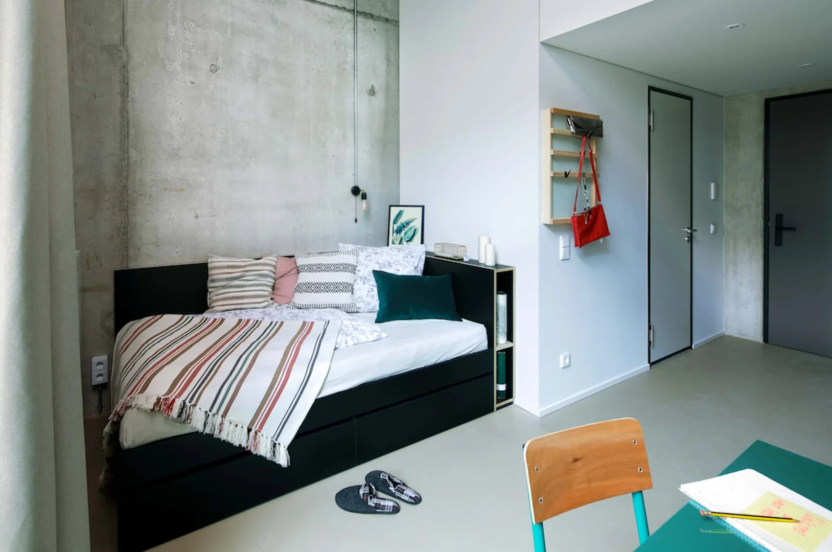 Chambre d'étudiant à  avec espace d'étude et installations communes