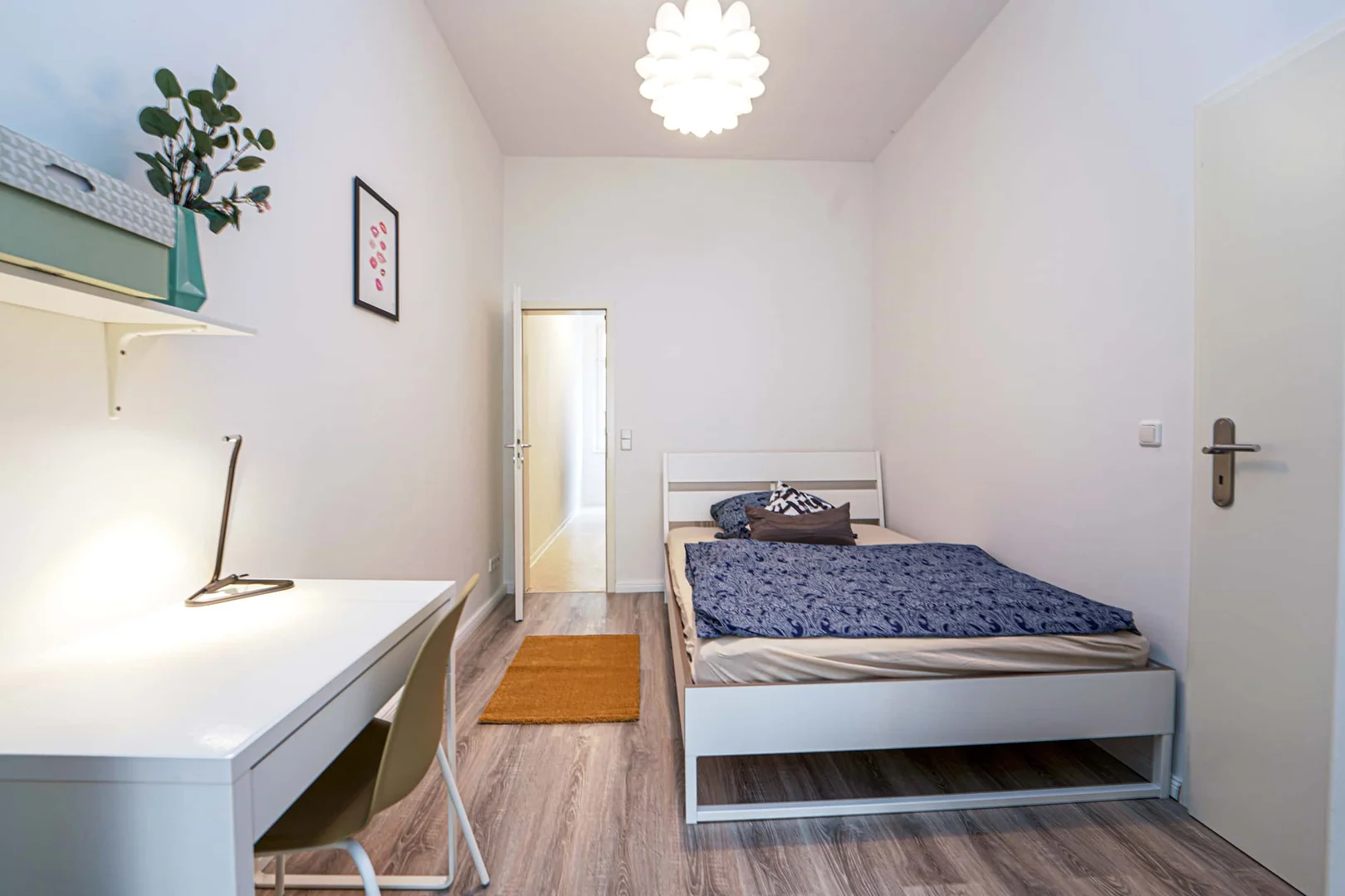 Studentenzimmer in  mit Arbeitsbereich und Gemeinschaftseinrichtungen