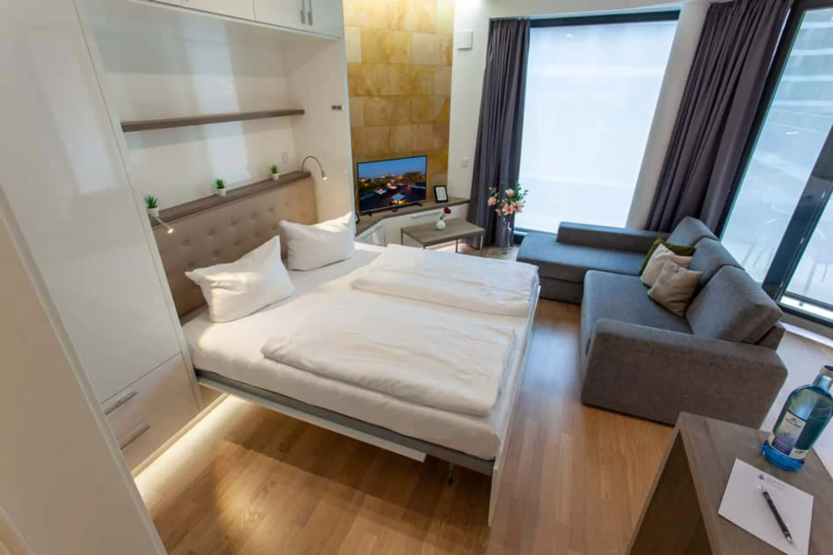 Habitación estudiantil luminosa y aireada con fácil acceso a la universidad en 