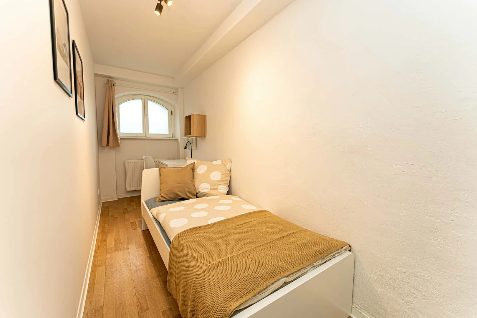 Funktionelles Studentenzimmer perfekt zum Studieren in 