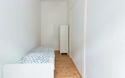 Quarto iluminado em {area}