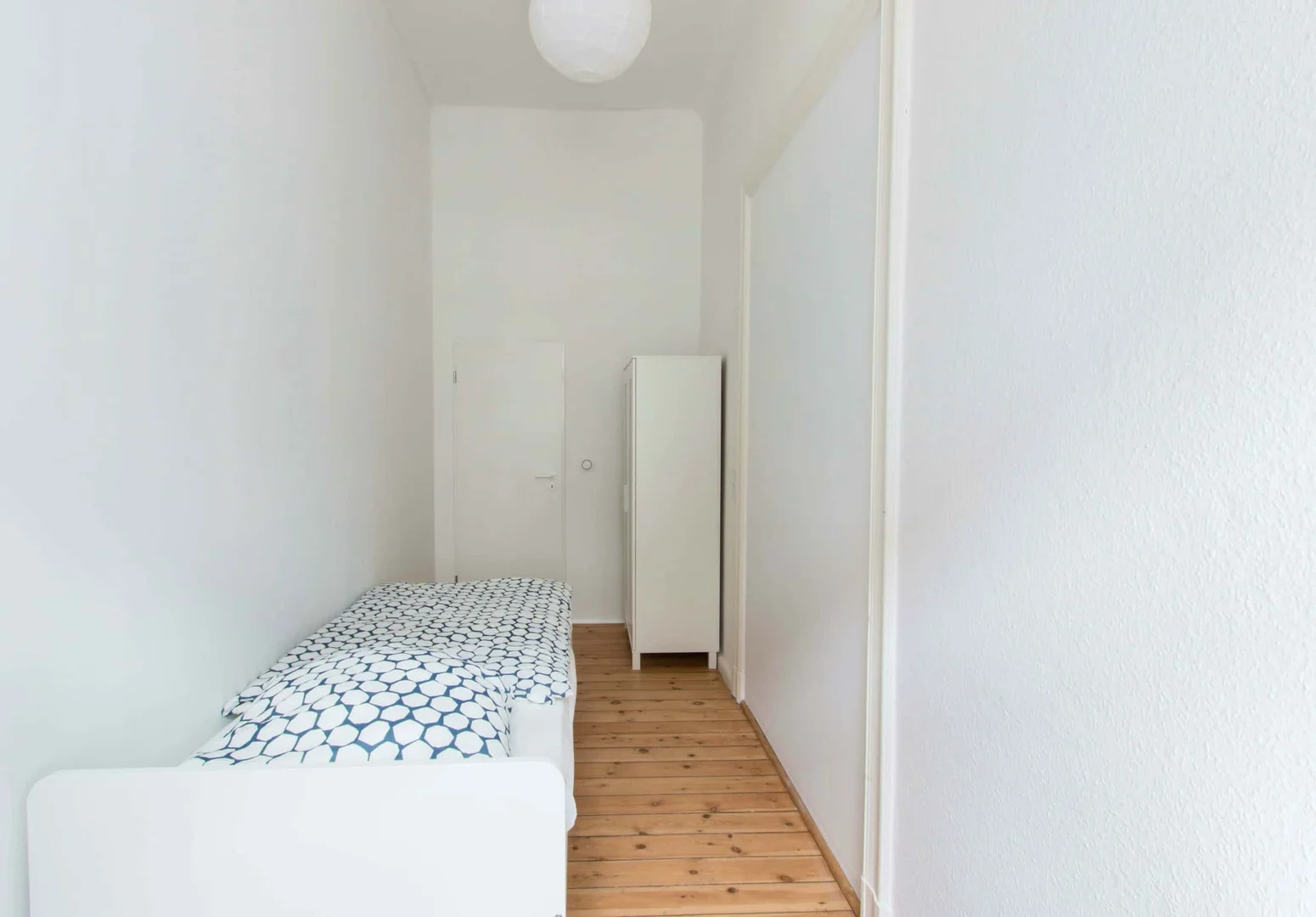 Quarto de estudante económico perto do campus em 