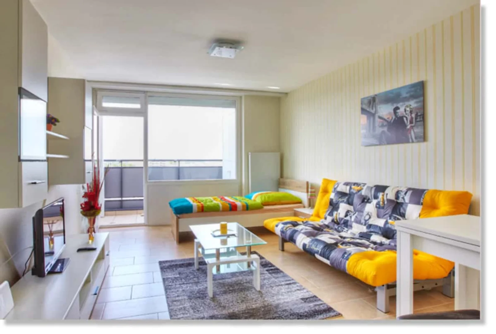Quarto acessível para estudantes com iluminação ampla em 