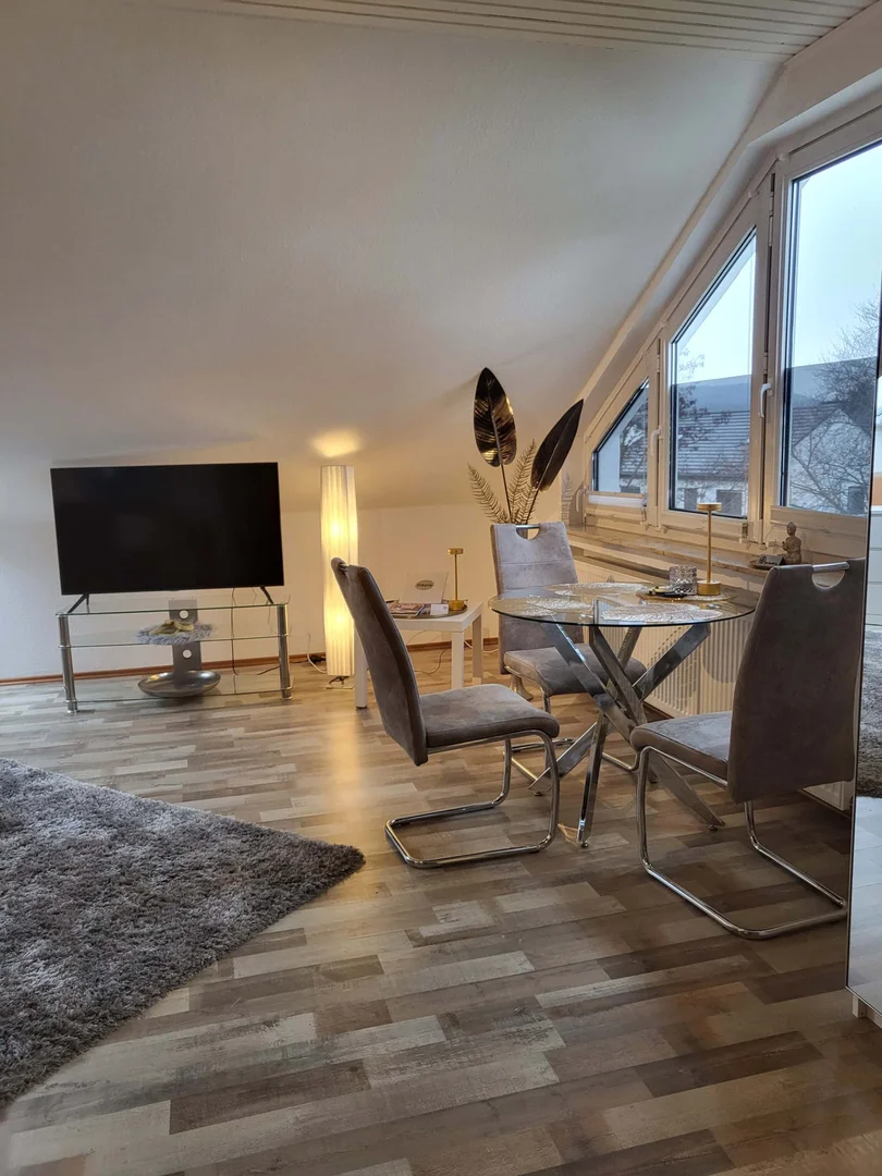 Habitación estudiantil funcional perfecta para estudiar en 