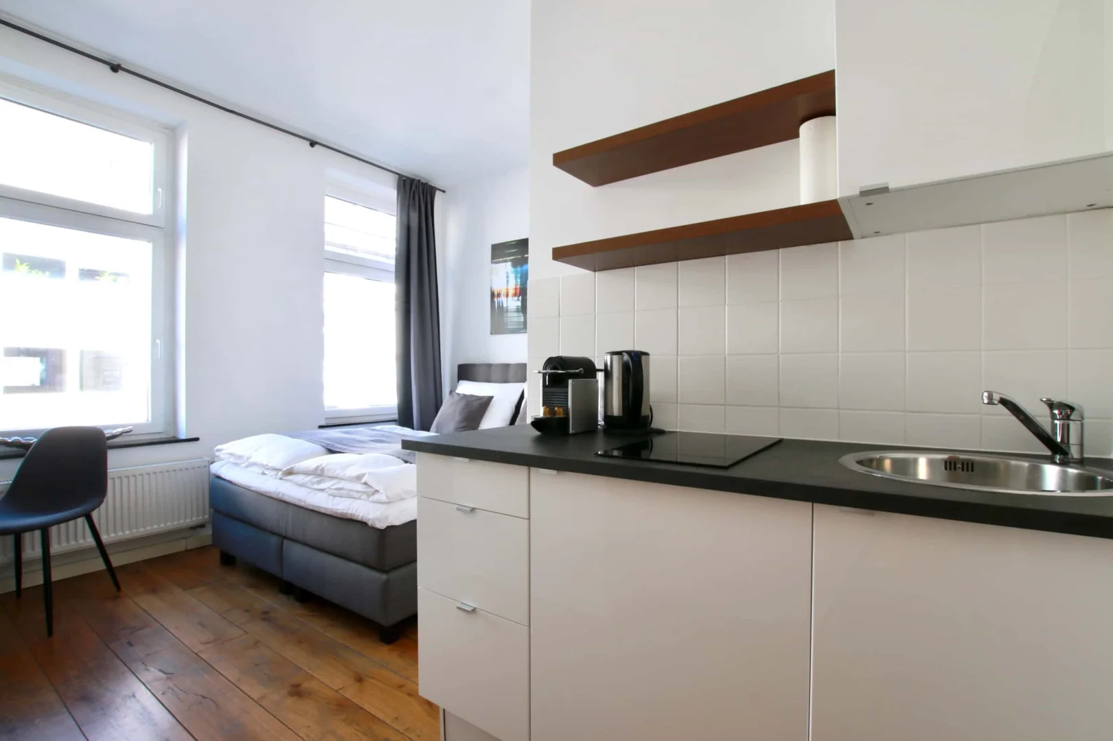 'de öğrenci dairesinde, tamamen mobilyalı kiralık oda
