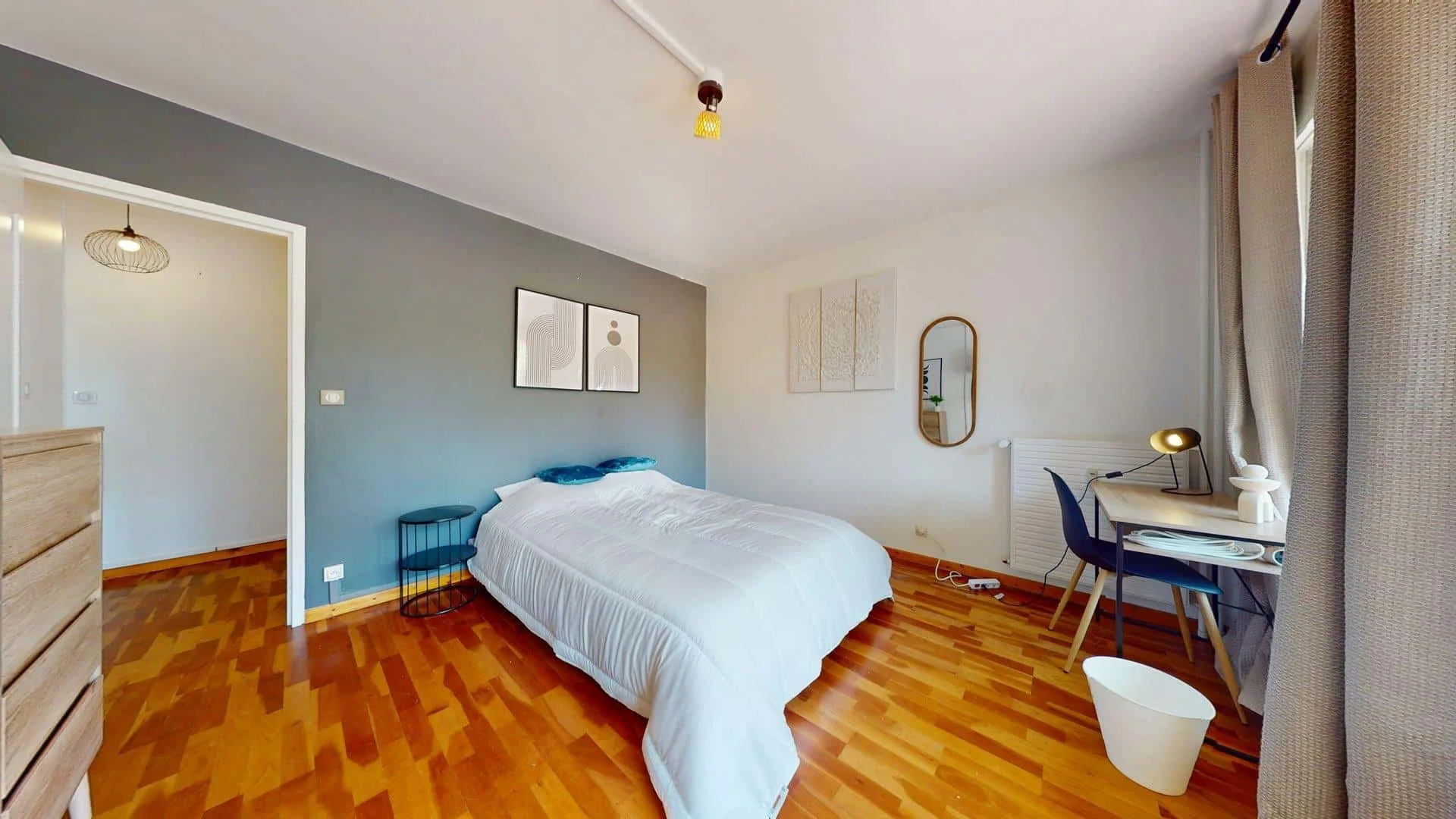 Habitación estudiantil funcional perfecta para estudiar en