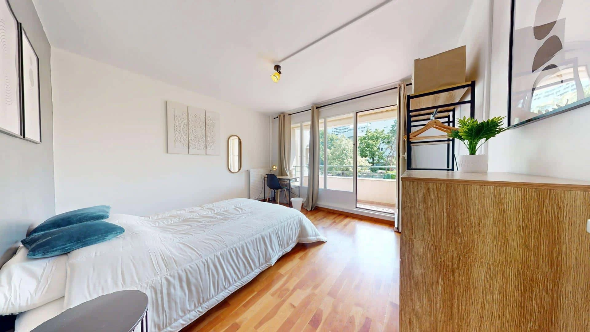 Habitación estudiantil amplia y cómoda en
