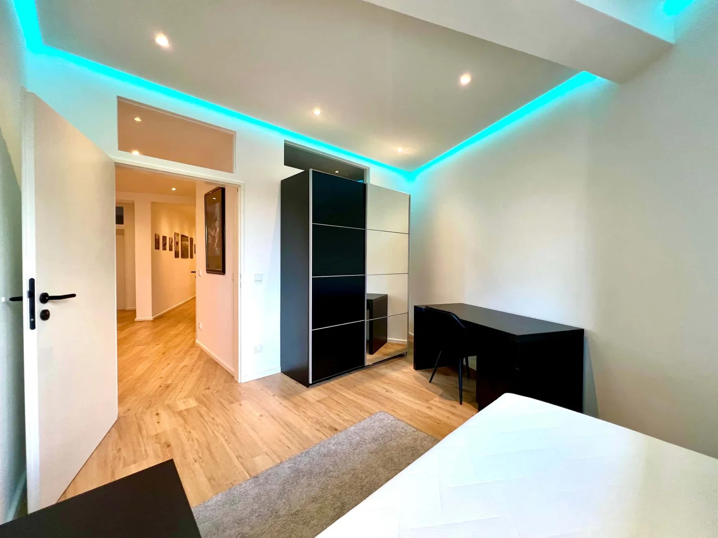 Quarto de estudante luminoso e arejado com acesso fácil à universidade em 