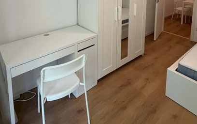 Quarto iluminado em {area}