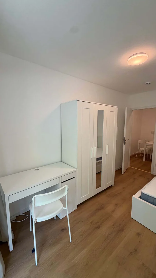 Quarto de estudante económico perto do campus em 