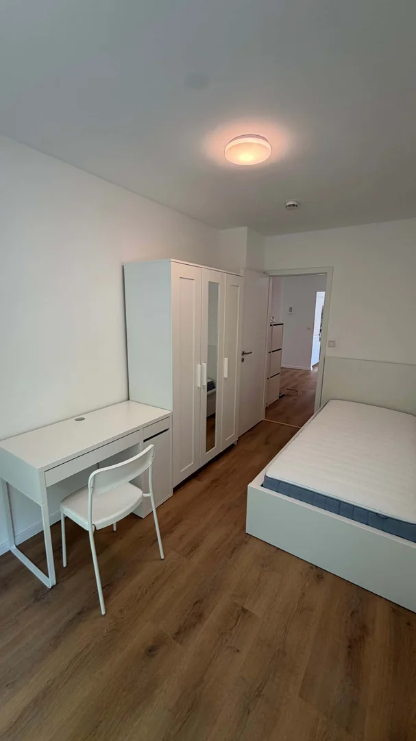 Quarto de estudante económico perto do campus em 