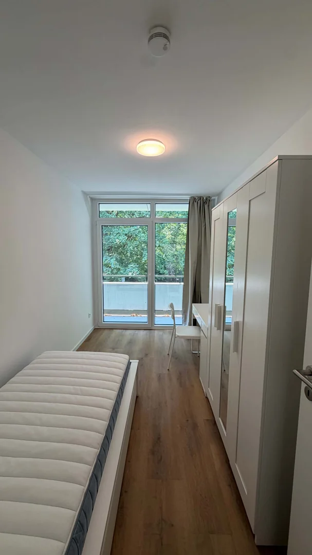 Quarto de estudante confortável e espaçoso em 