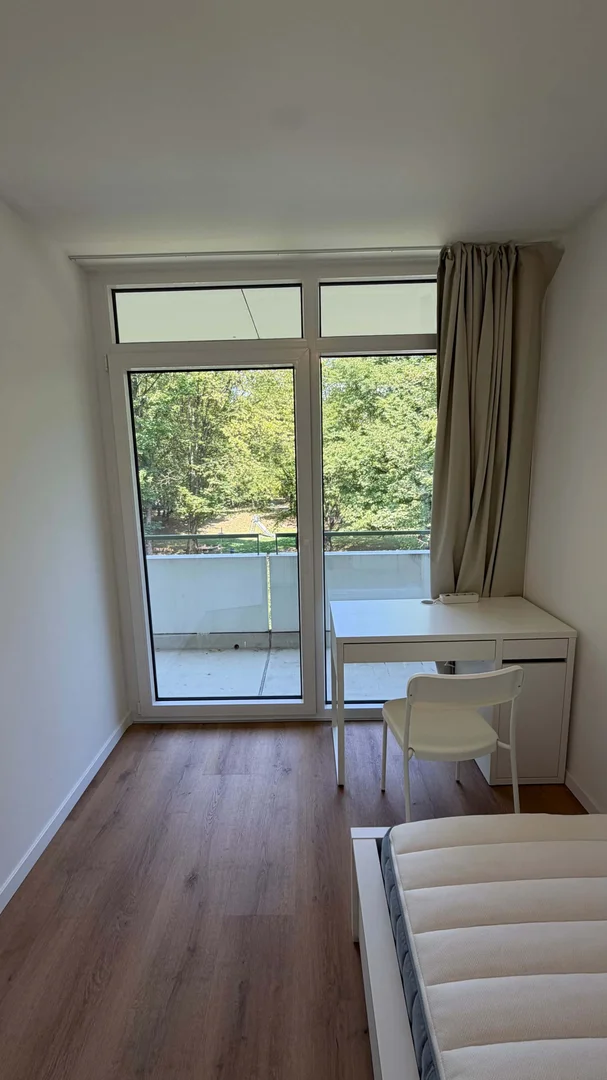 Quarto acessível para estudantes com iluminação ampla em 