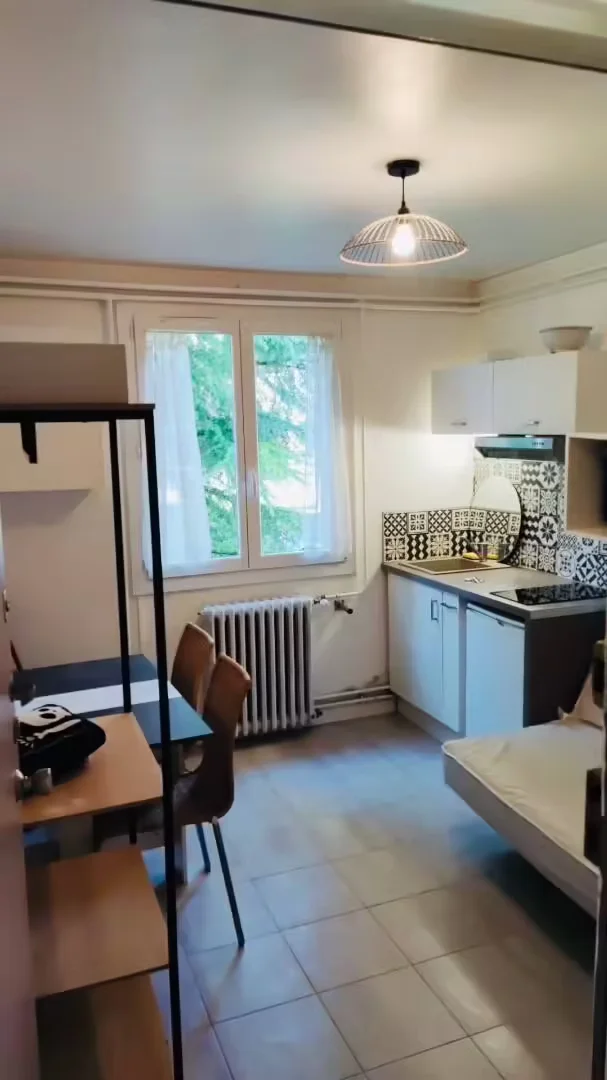Functional student room perfect for studying in 