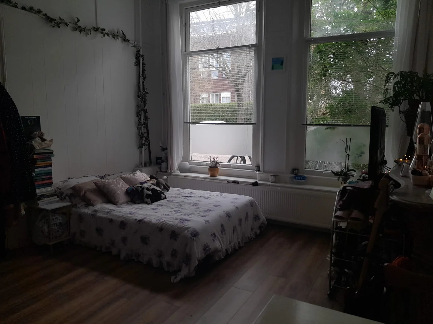 Quarto de estudante luminoso e arejado com acesso fácil à universidade em 