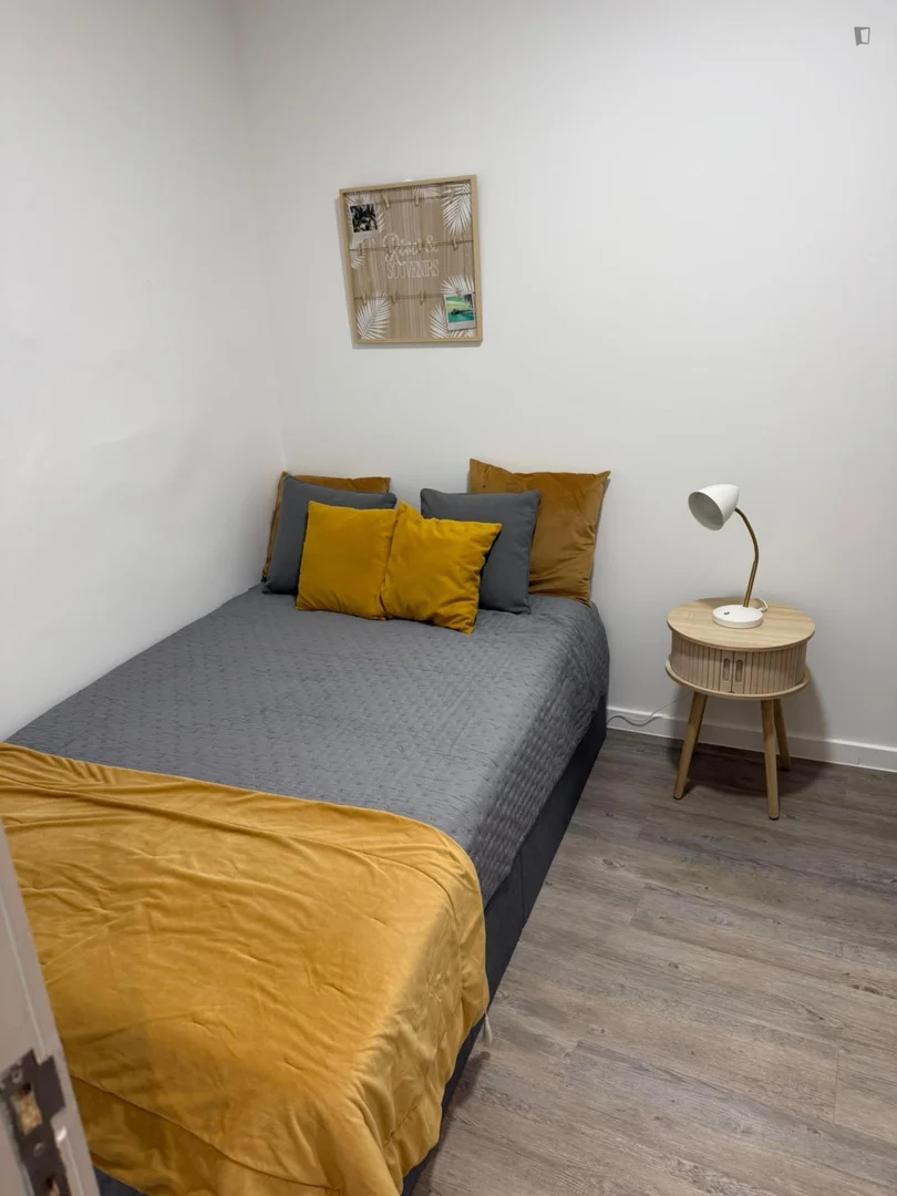 Chambre confortable pour étudiants disponible dans 
