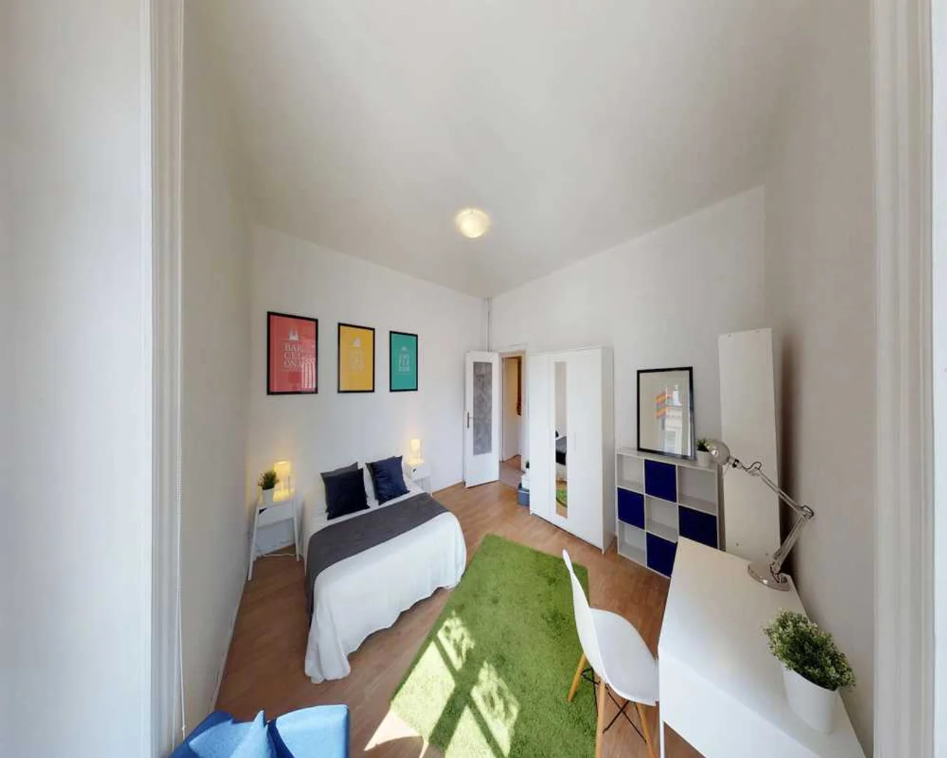 Habitación estudiantil luminosa y aireada con fácil acceso a la universidad en