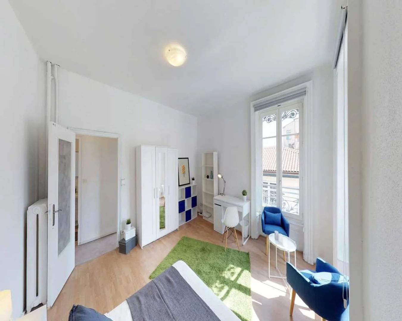 Habitación estudiantil luminosa y aireada con fácil acceso a la universidad en