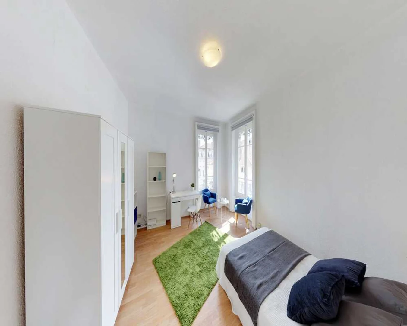 Habitación para estudiantes en con área de estudio y facilidades compartidas