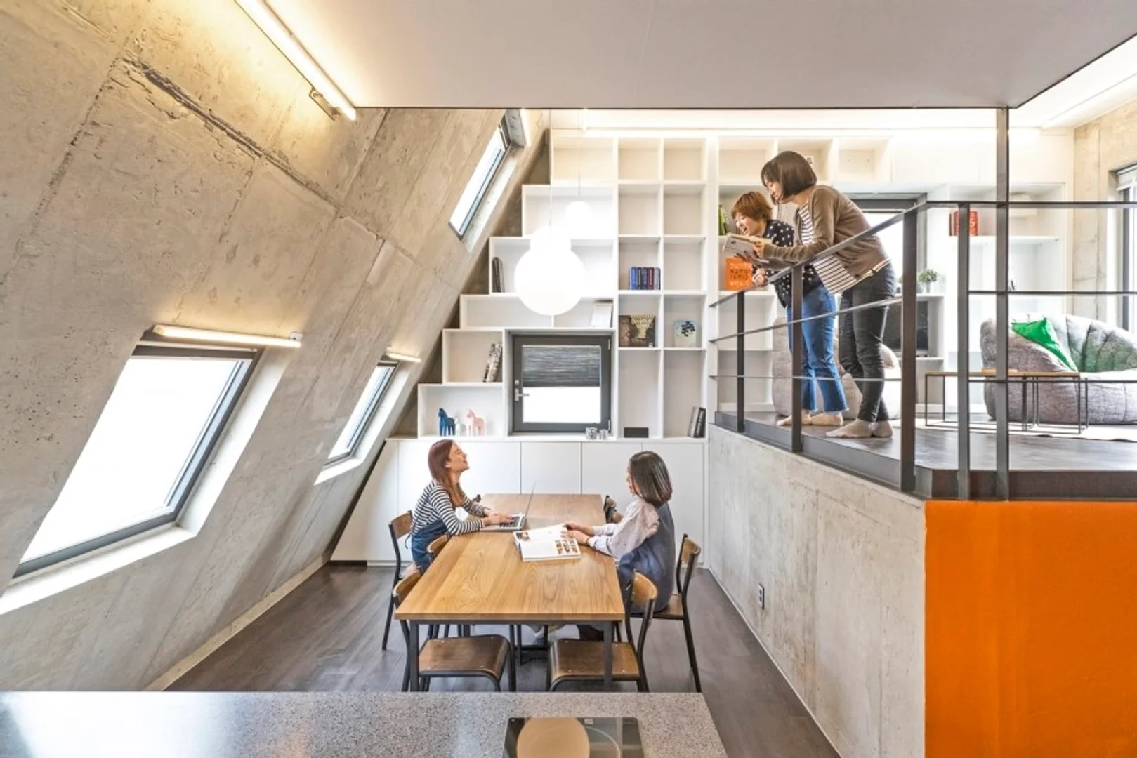 Studentenzimmer in mit Arbeitsbereich und Gemeinschaftseinrichtungen