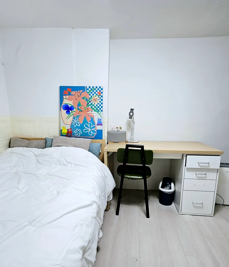 Moderno estudio para estudiantes con todas las comodidades en