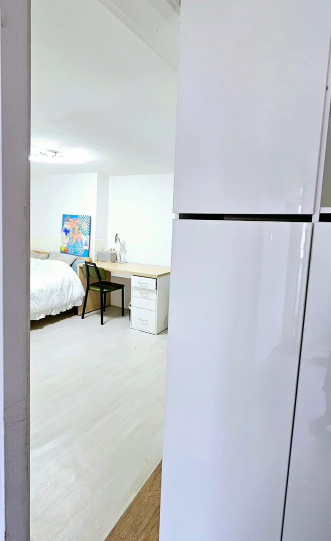 Cómodo estudio para vivir como estudiante en