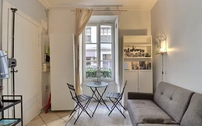 Entire apartment at Rue Singer, 16th Arrondissement, image 2 of 10