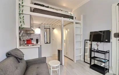 Entire apartment at Rue Singer, 16th Arrondissement, image 4 of 10