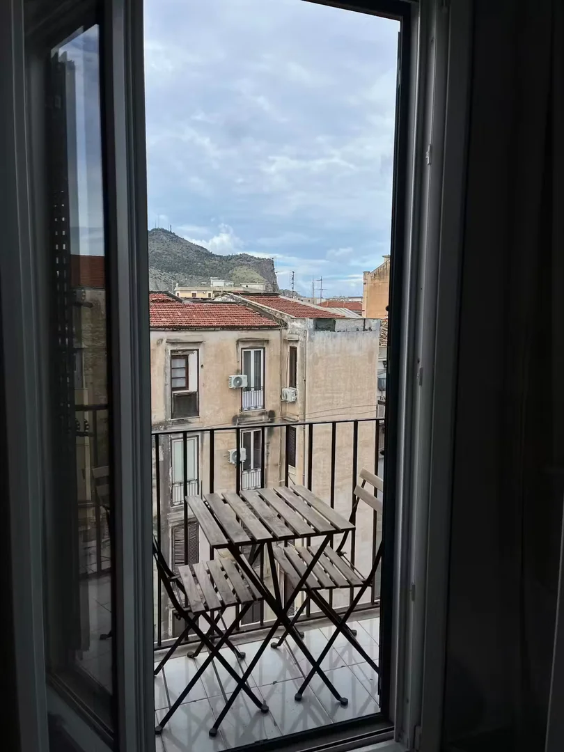 Via Rosina Muzio Salvo, Politeama