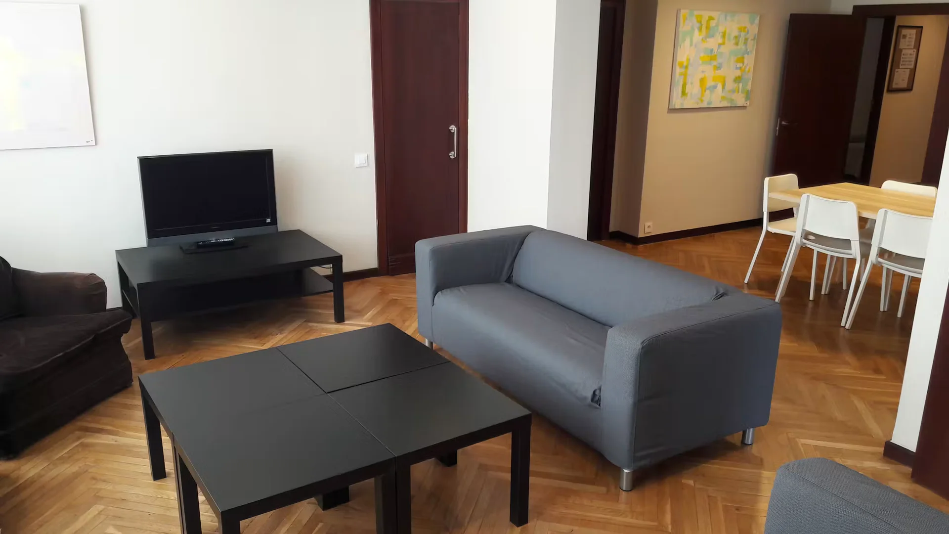 Stanza economica per studenti con ampia illuminazione in 