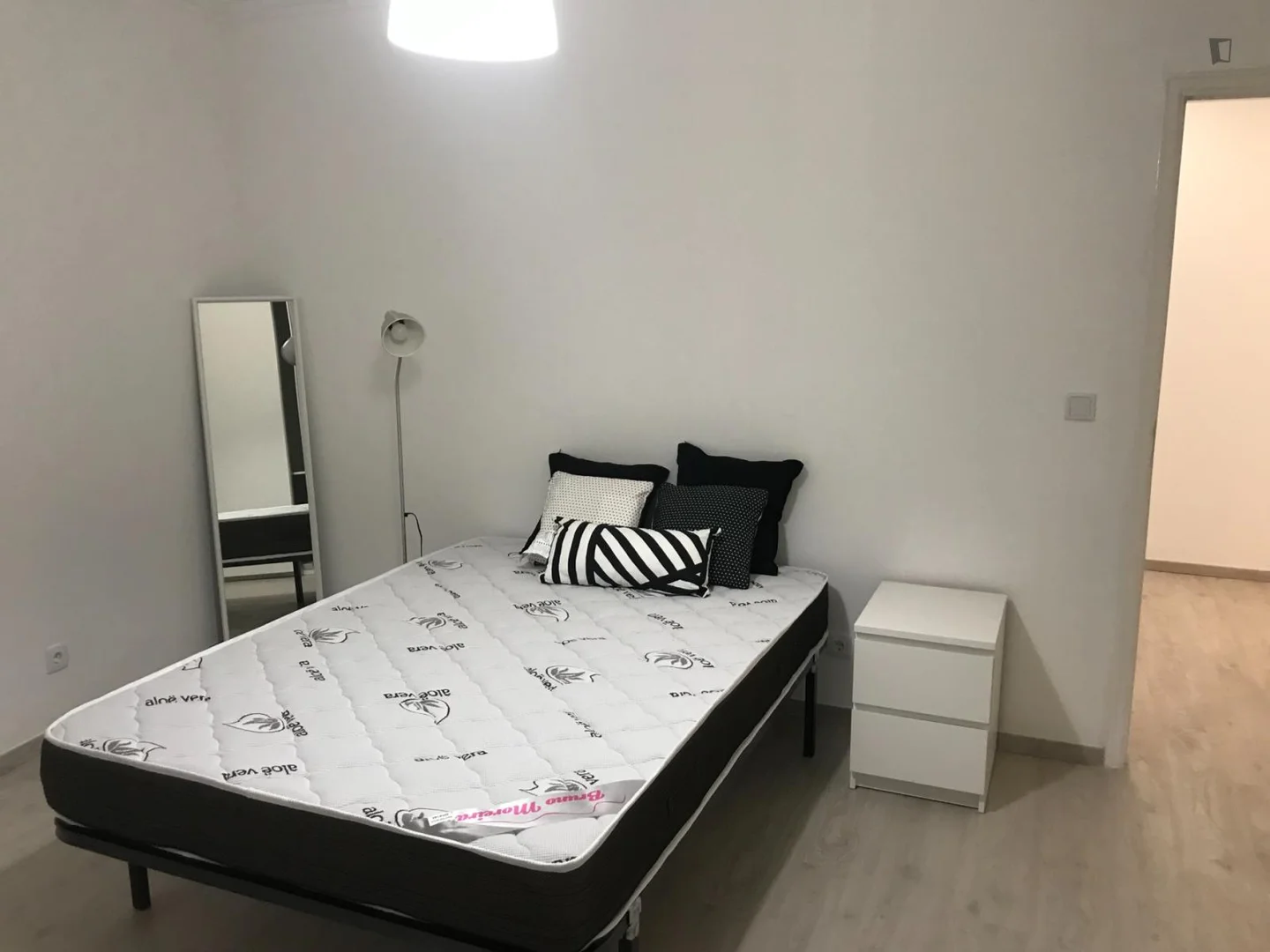 Quarto de estudante luminoso e arejado com acesso fácil à universidade em