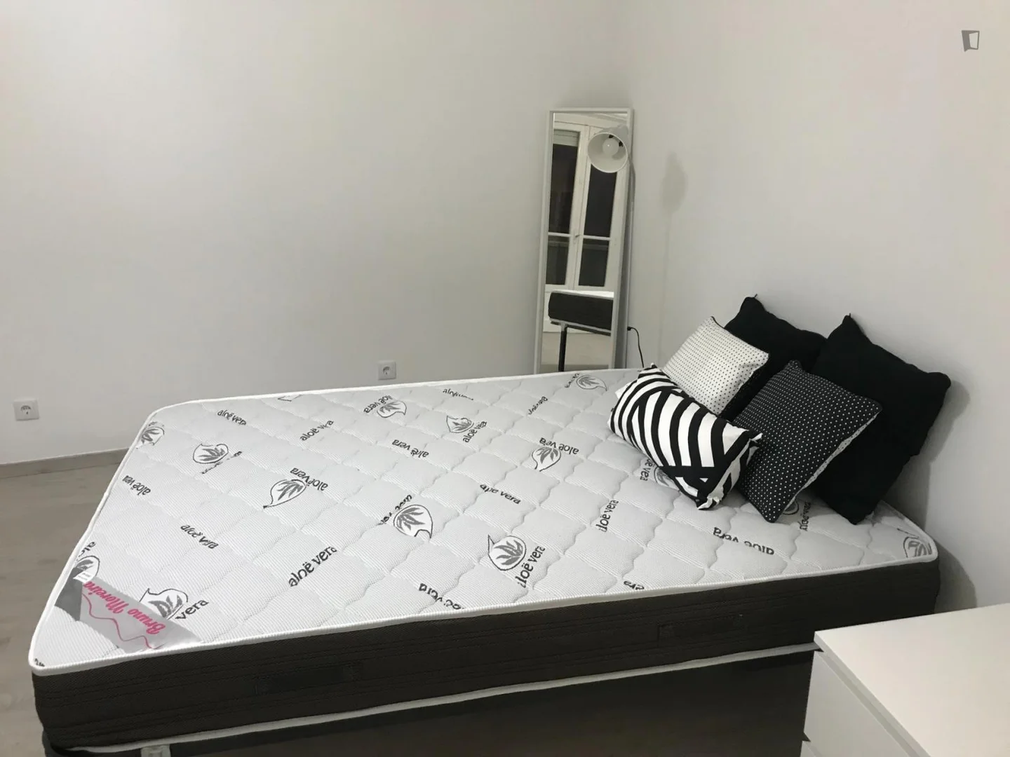 Quarto de estudante em com área de estudo e instalações partilhadas