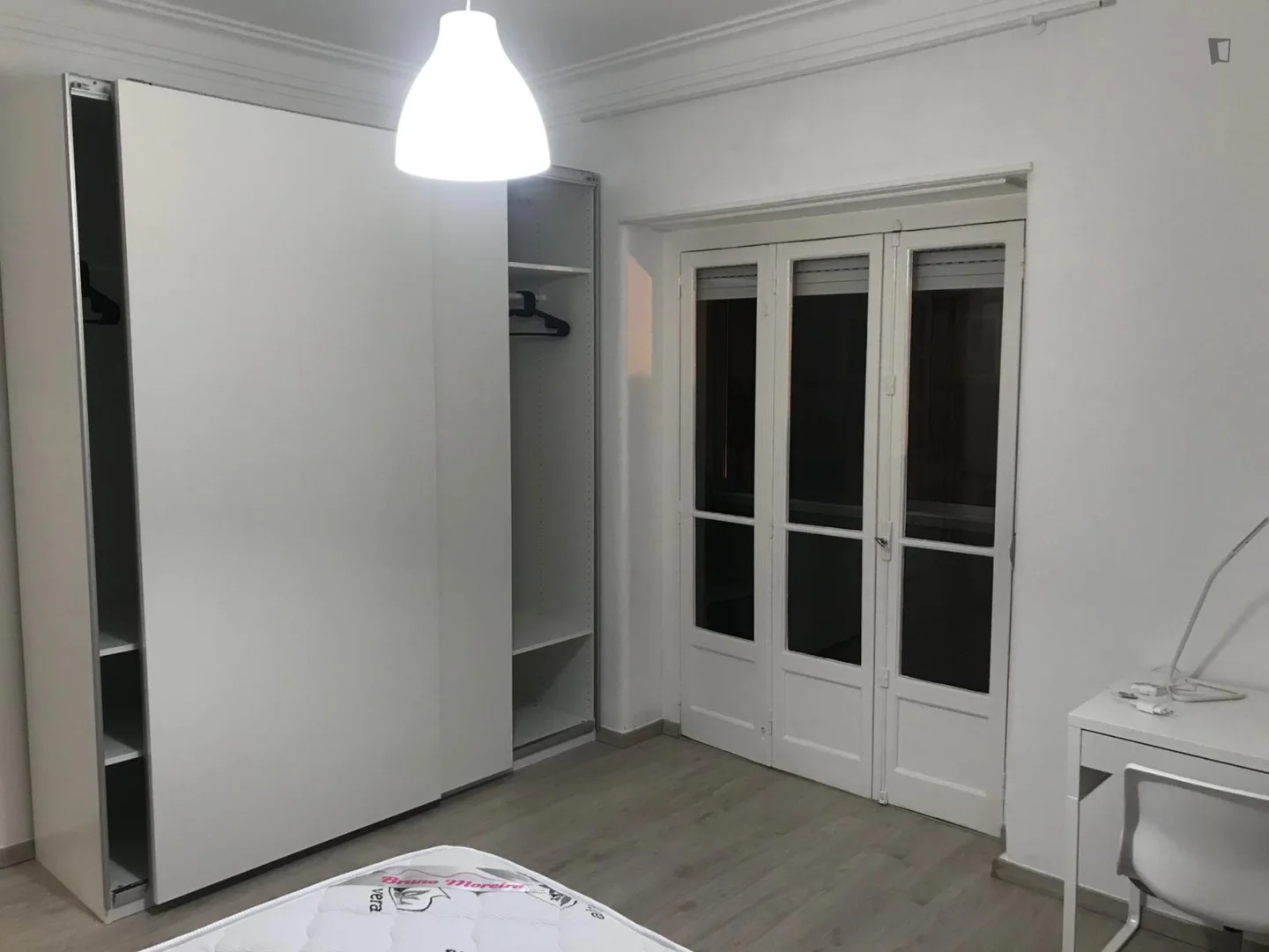 Quarto amigo do estudante em com comodidades modernas