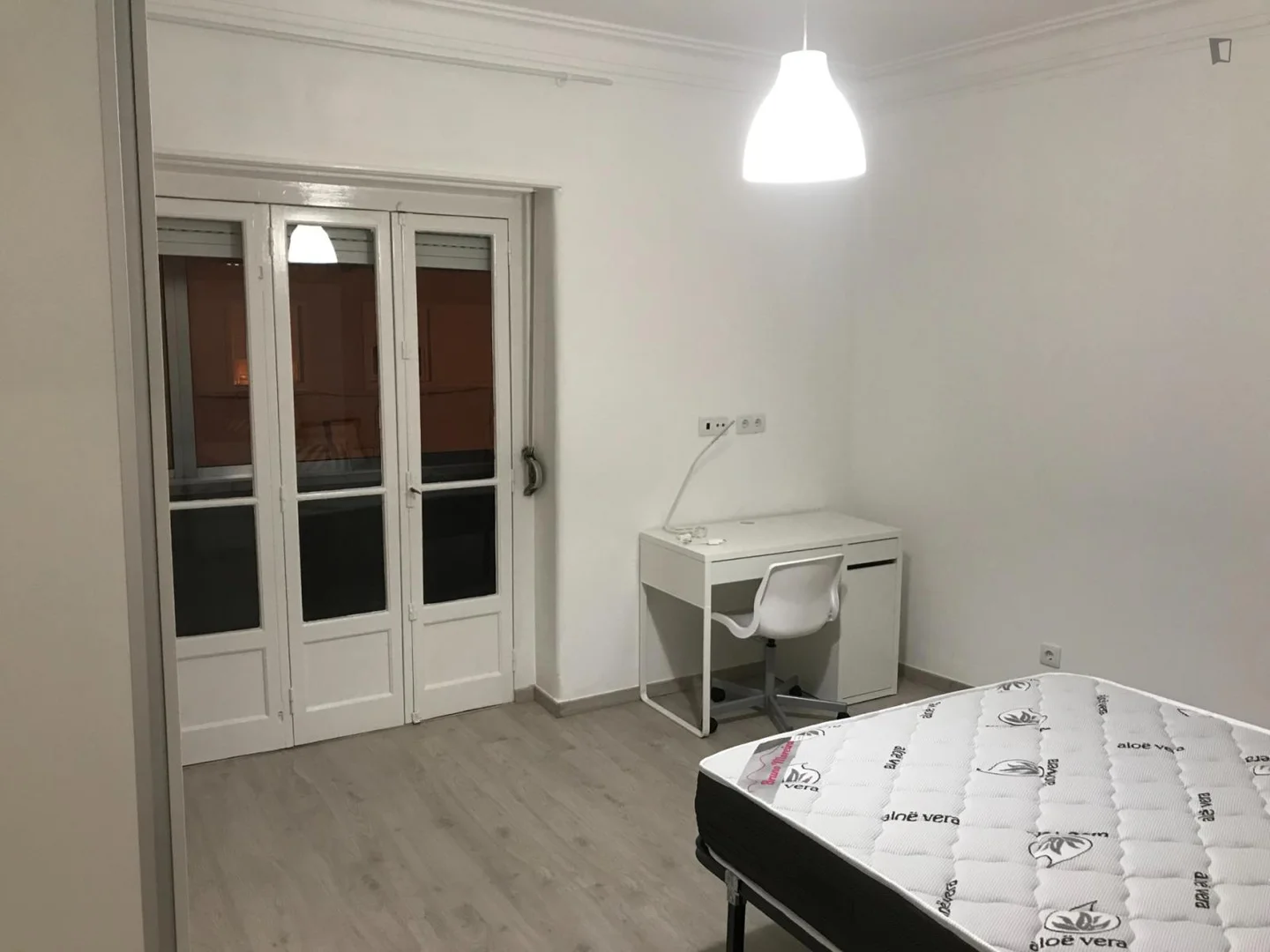 Quarto para alugar em apartamento de estudantes em , totalmente mobilado