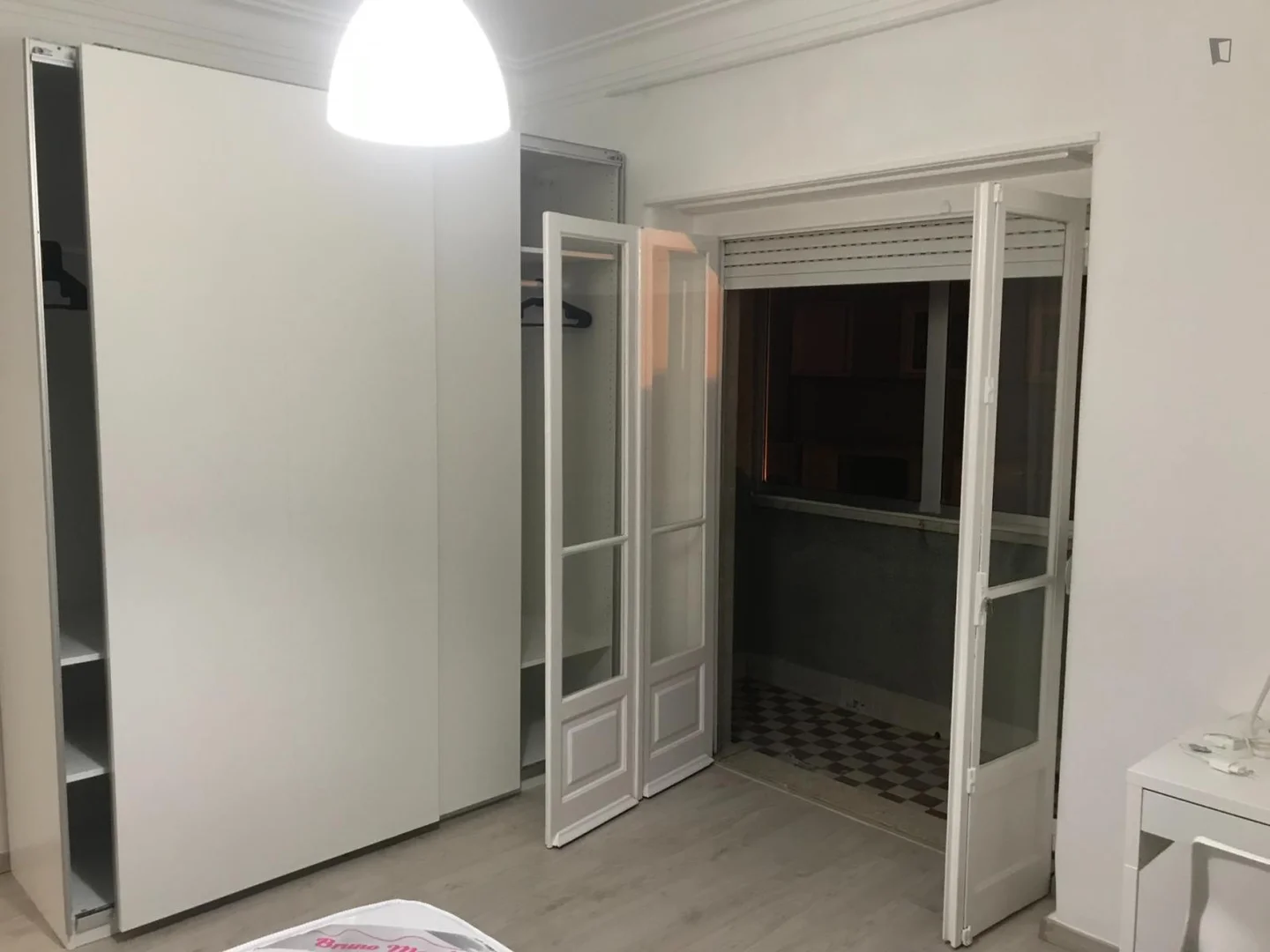 Quarto acessível para estudantes com iluminação ampla em