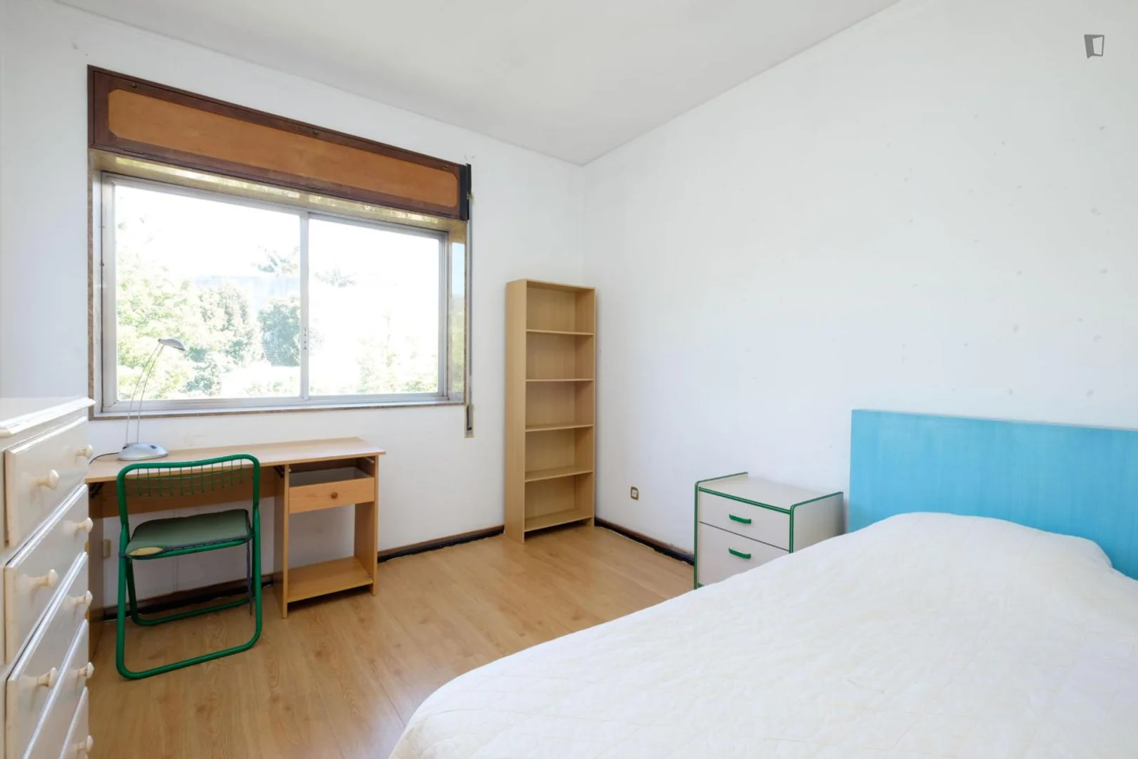 Quarto amigo do estudante em com comodidades modernas