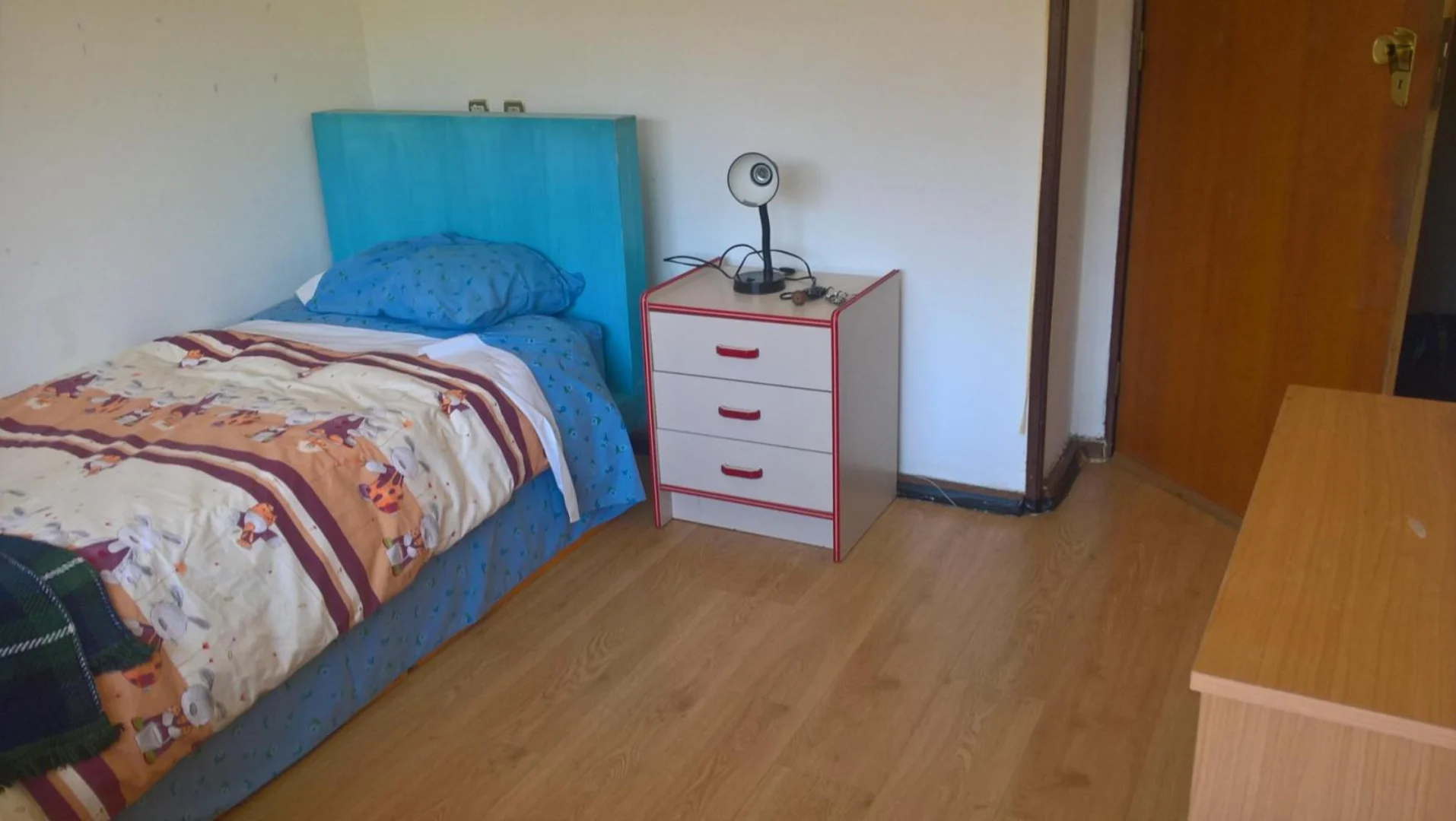Quarto de estudante económico perto do campus em 