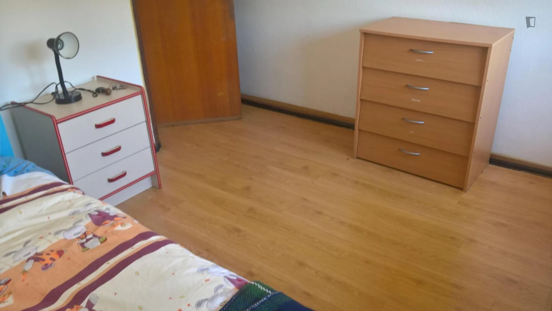 Quarto de estudante luminoso e arejado com acesso fácil à universidade em 