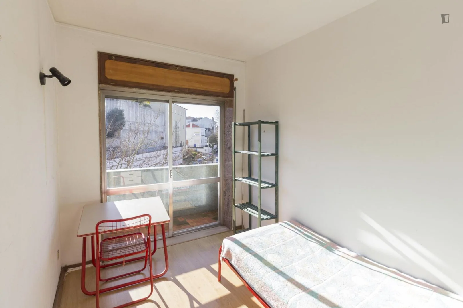 Quarto de estudante económico com localização conveniente em 