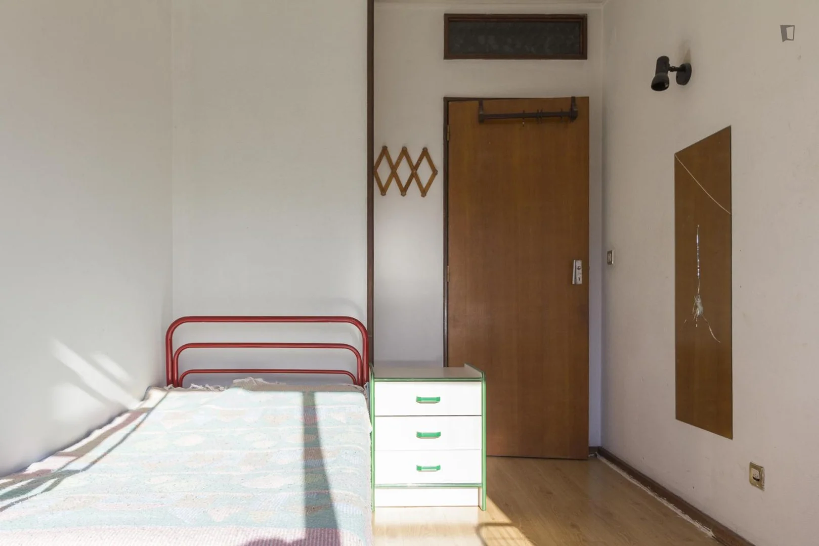 Quarto de estudante confortável e espaçoso em 