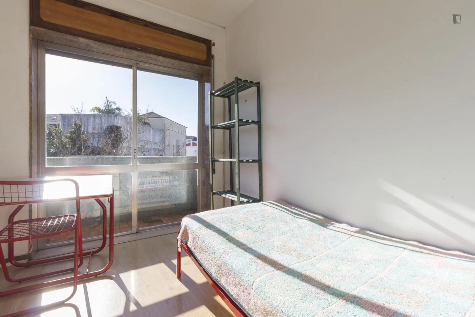 Quarto de estudante luminoso e arejado com acesso fácil à universidade em 