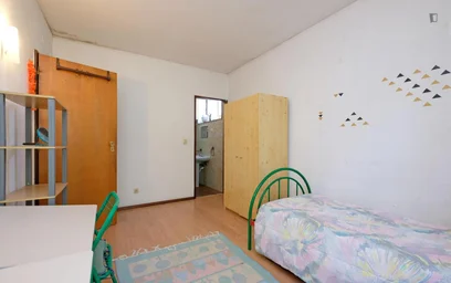 Zimmer mit Doppelbett zu vermieten {area}