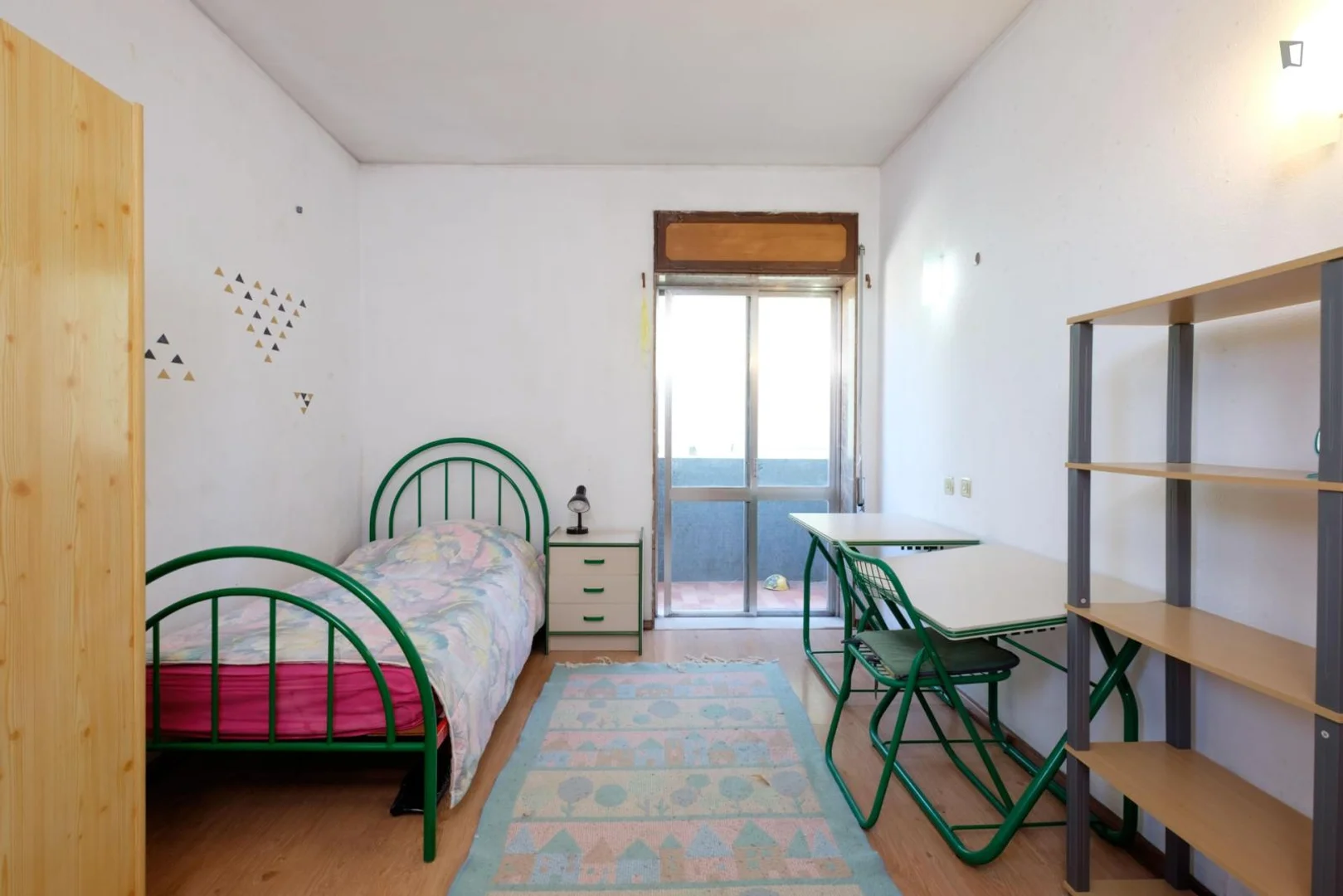 Quarto de estudante confortável e espaçoso em 